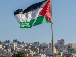 bendera palestina yang besar berkibar di atas kota 1753427985840 169