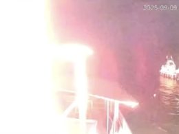 rekaman cctv menunjukkan cahaya dari api yang membakar kapal global sumud flotilla gsf di perairan tunisia minggu 892025 globa 1757494719658 169