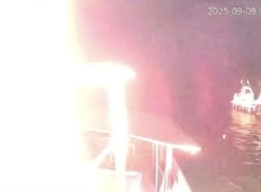 rekaman cctv menunjukkan cahaya dari api yang membakar kapal global sumud flotilla gsf di perairan tunisia minggu 892025 globa 1757494719658 169