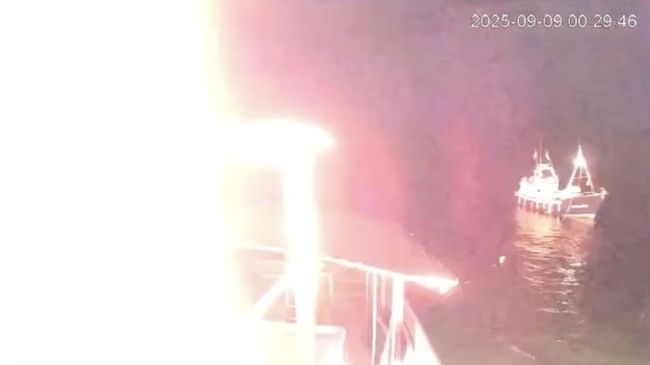 rekaman cctv menunjukkan cahaya dari api yang membakar kapal global sumud flotilla gsf di perairan tunisia minggu 892025 globa 1757494719658 169
