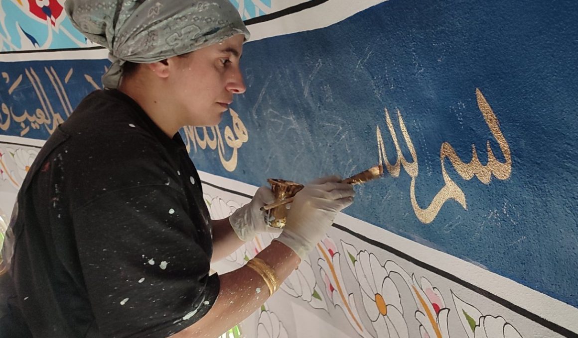 seniman perempuan menghias masjid