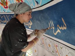 seniman perempuan menghias masjid