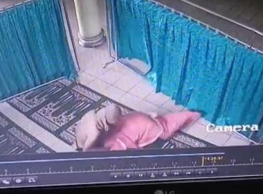 tangkap layar cctv saat pelaku melecehkan wanita muda yang sedang salat di masjid lampung 1761975685235 169