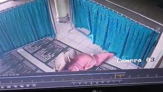 tangkap layar cctv saat pelaku melecehkan wanita muda yang sedang salat di masjid lampung 1761975685235 169